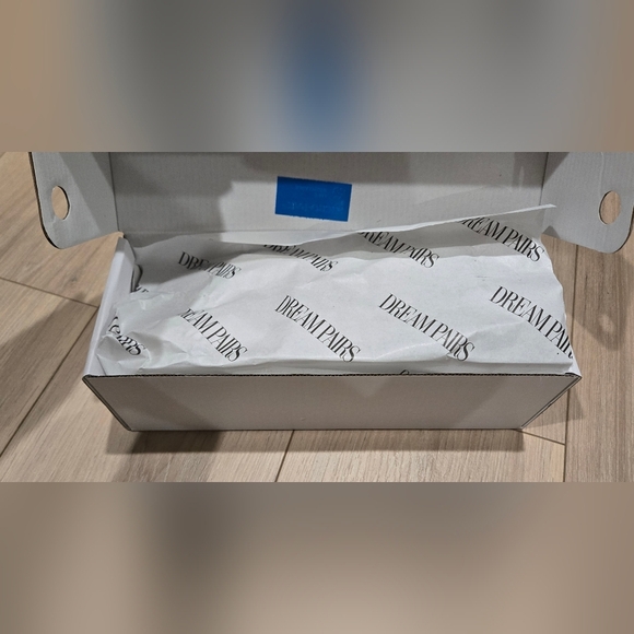 C- Brand new NIB Dream Pairs pointed toe ballet flats - Picture 4 of 4